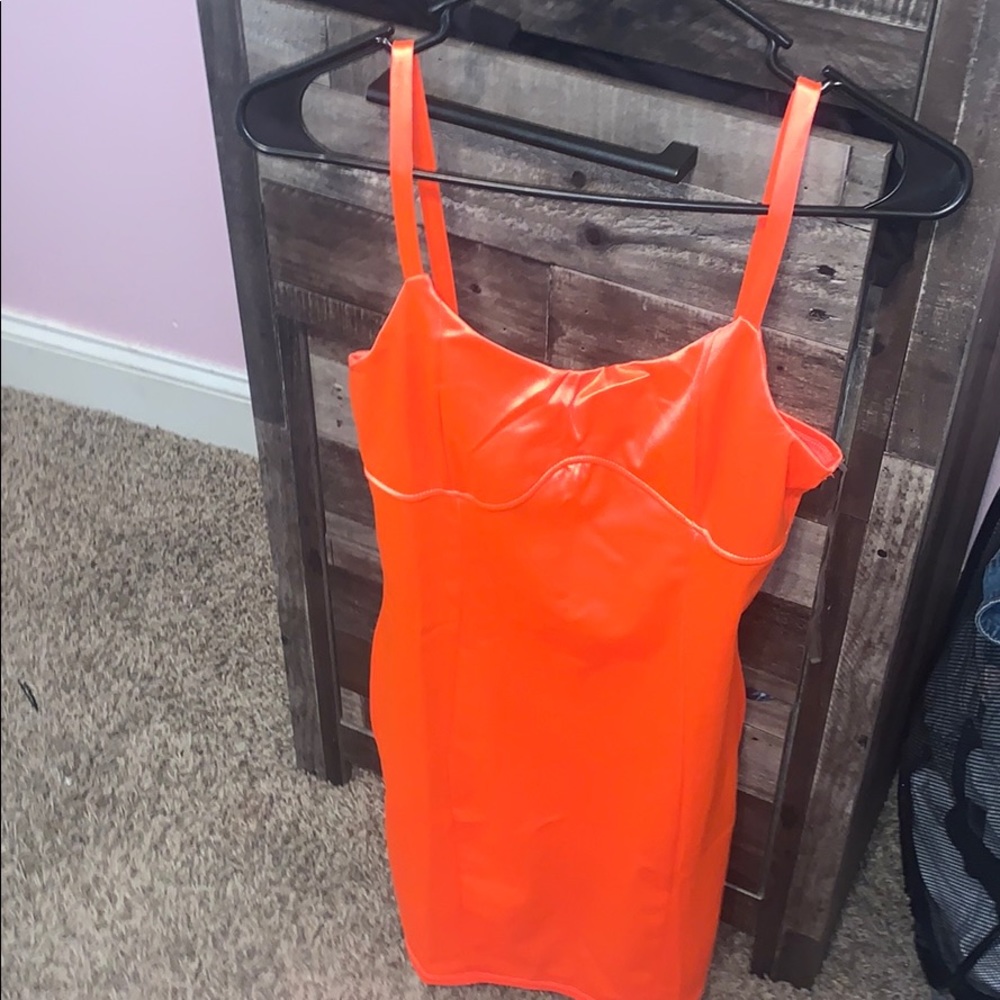 A orange dress 👗 (MEDIUM)